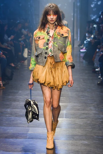 Look 16